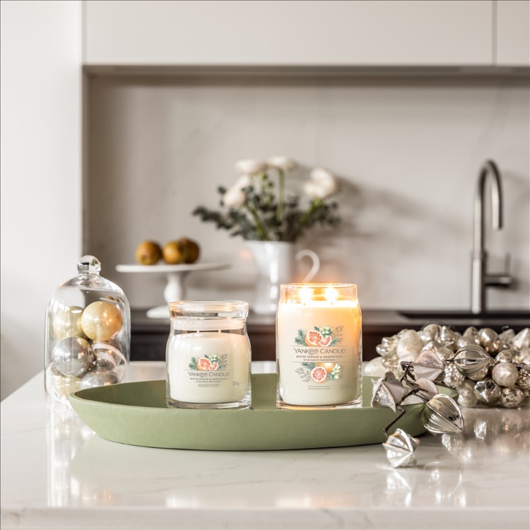 Bild von White Spruce & Grapefruit Signature Medium Jar
